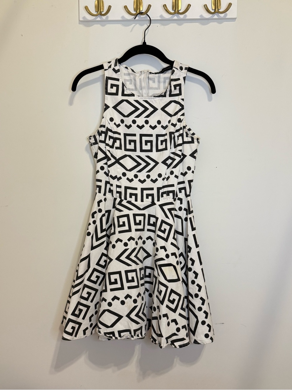 Signature8 Black and White Geometric Sleeveless Dress